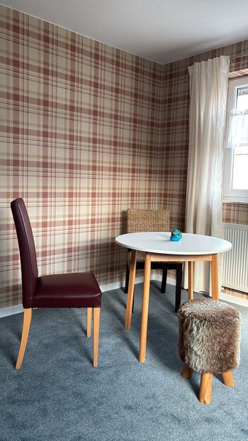 Tisch mit zwei Stühlen