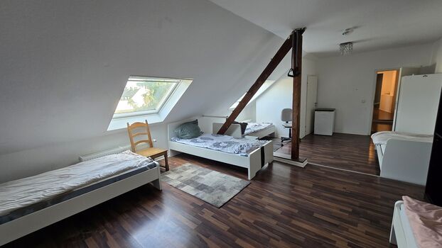 Krefeld schöne große 150 QM 5,5 Zimmer Monteurswohnung Bild 2
