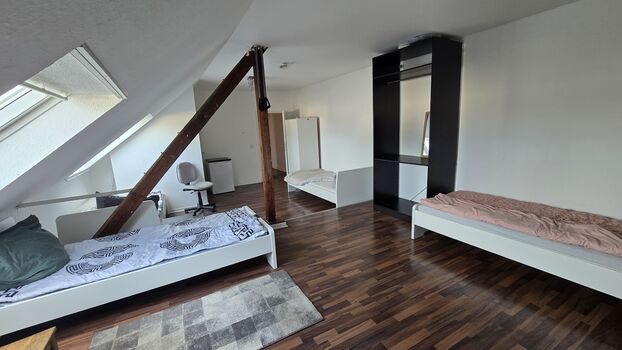 Krefeld schöne große 150 QM 5,5 Zimmer Monteurswohnung Bild 3