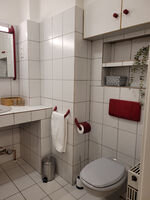 Badezimmer mit Dusche/Badewanne und WC 