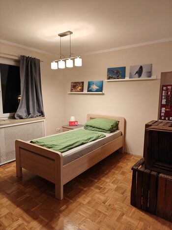 Großer Schlafraum mit Zugang zum Balkon 