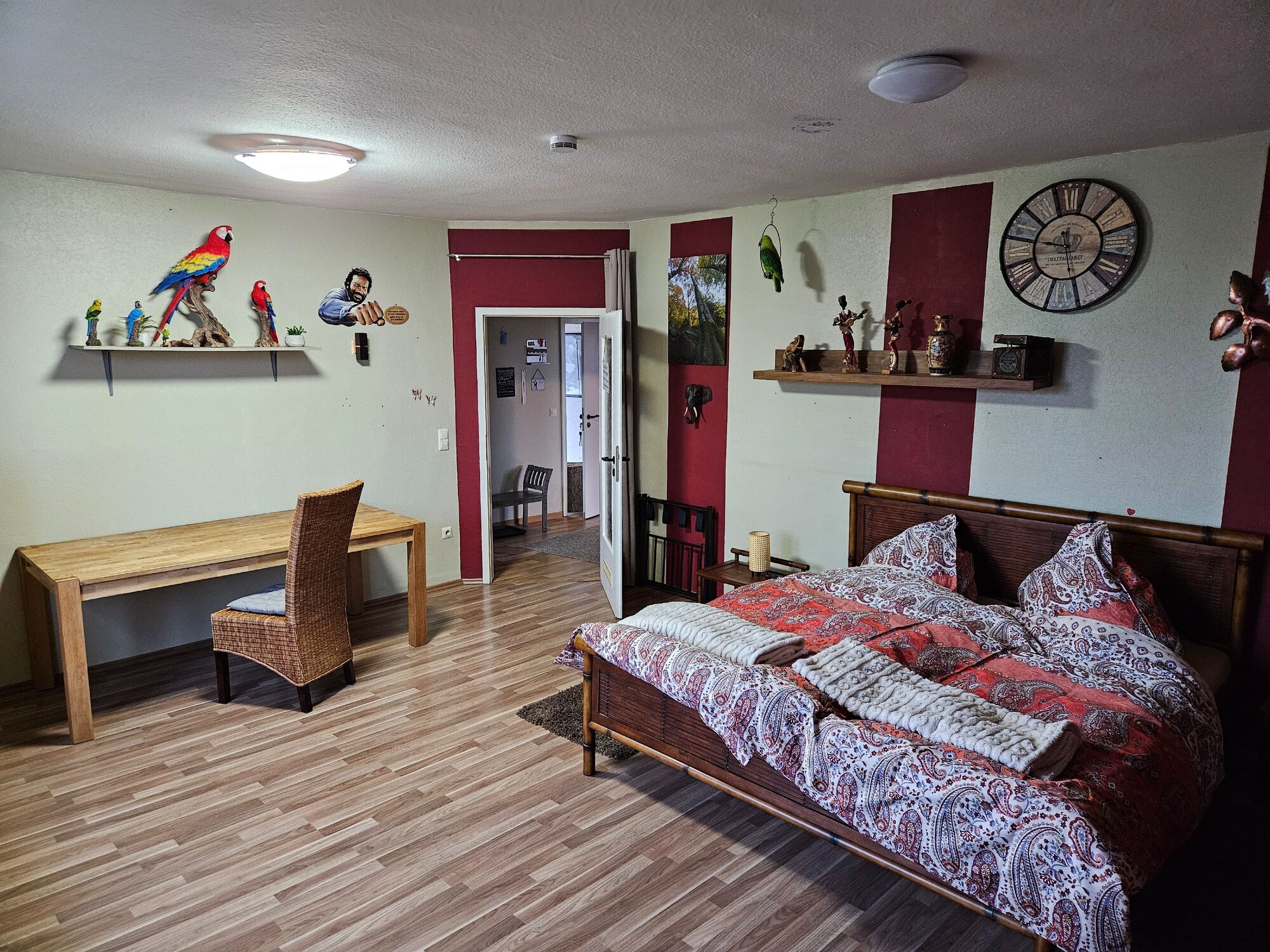 OG Zimmer 2 - Großes Schlafzimmer mit Schreibtisch und TV