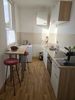 kleine Küche mit Hochtisch und Barhockern in 45m² Wohnung