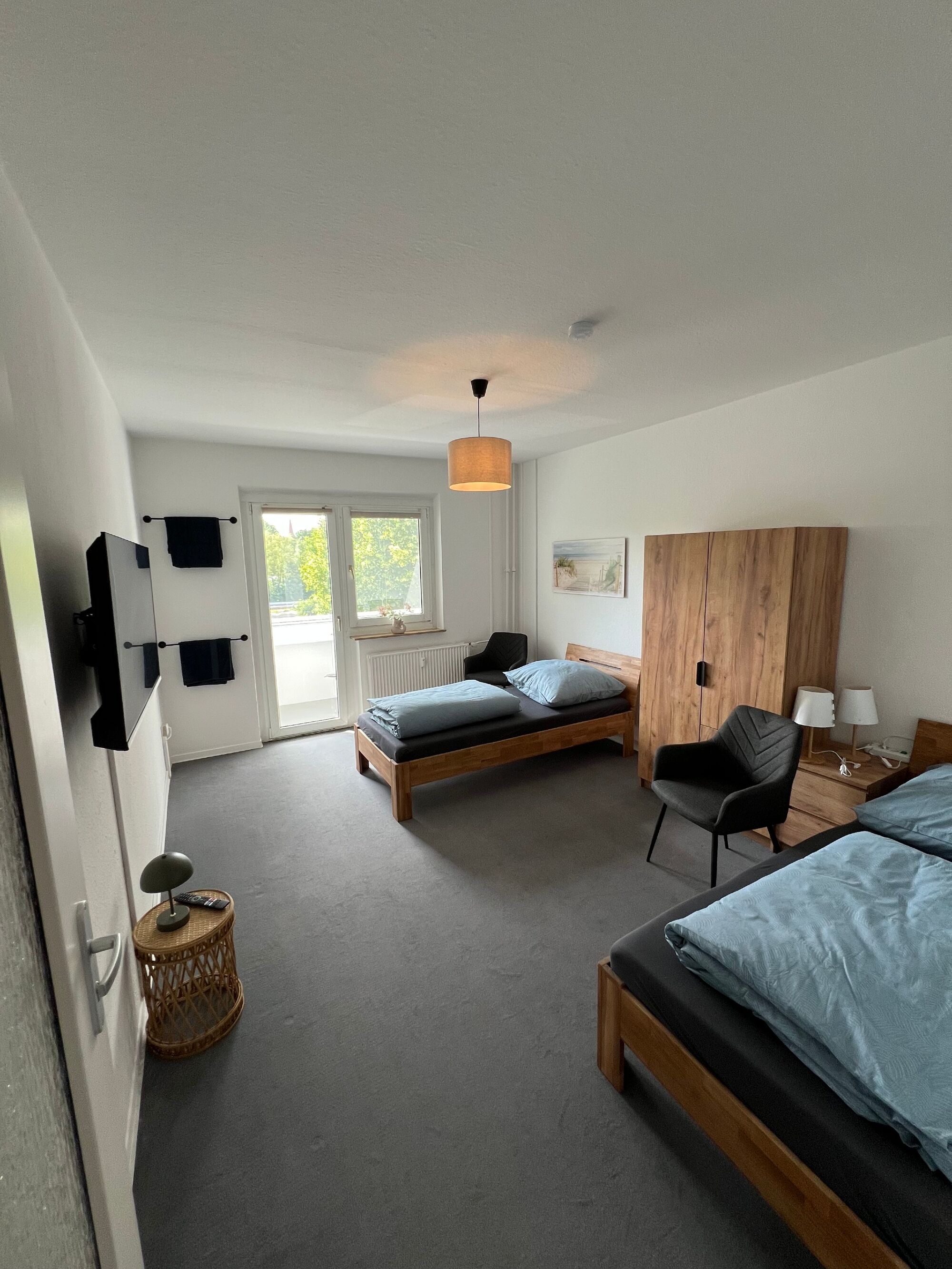 Zimmer 1 mit zwei Einzelbetten, Smart-TV und Balkon
