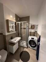 Neues, modernes Badzimmer mit Waschmaschine