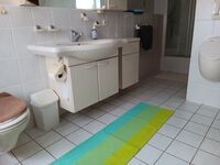 Großes Bad mit Dusche mit Dusche 