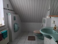 Bad mit Dusche für Schlafzimmer 2 und Wohnzimmer 