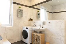 Bad mit ·Waschtrockner·