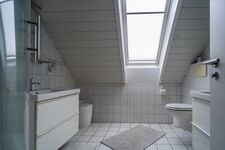 Bad mit Dusche und 2 Waschbecken