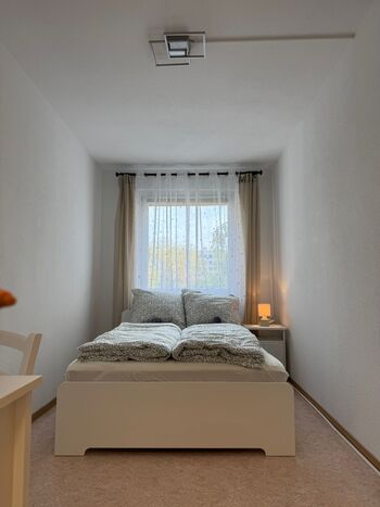 Schlafzimmer mit Doppelbett