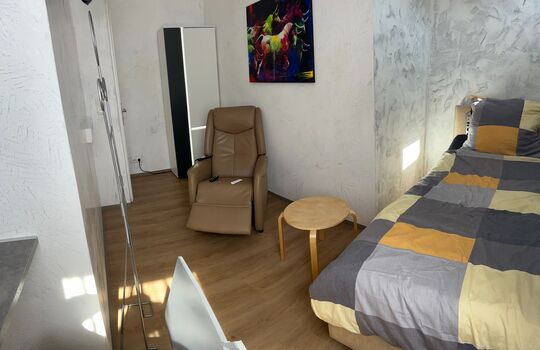 Mit elektrischen TV Sessel und Smart TV 