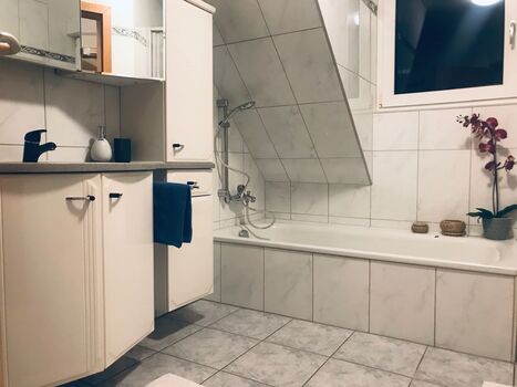Großzügige Wohnung mit Parkplätzen und Garten/Terrasse Zdjęcie 4