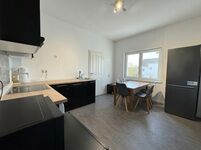 Küche mit Essbereich und Zugang zur Terrasse