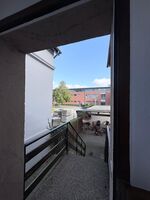 Eingang und Blick auf den Parkplatz
