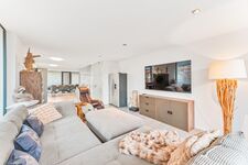 Große Wohnzimmer mit 75 Zoll TV - WLAN inklusive