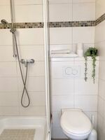 Beispielhaftes kleines Badezimmer