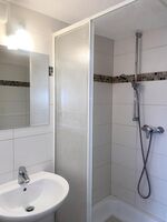 Beispielhaftes kleines Badezimmer