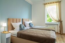 kleines Schlafzimmer und die zwei EinzelBoxspring-Betten