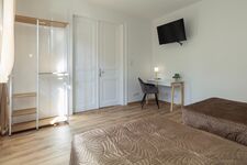 Großes Schlafzimmer, mit Arbeitsplatz und Fernseher