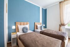 2 getrennte Boxspring-Betten, funktional auch als Doppelbett nutzbar, im großen Schlafzimmer
