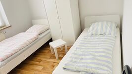 zwei Bett Zimmer