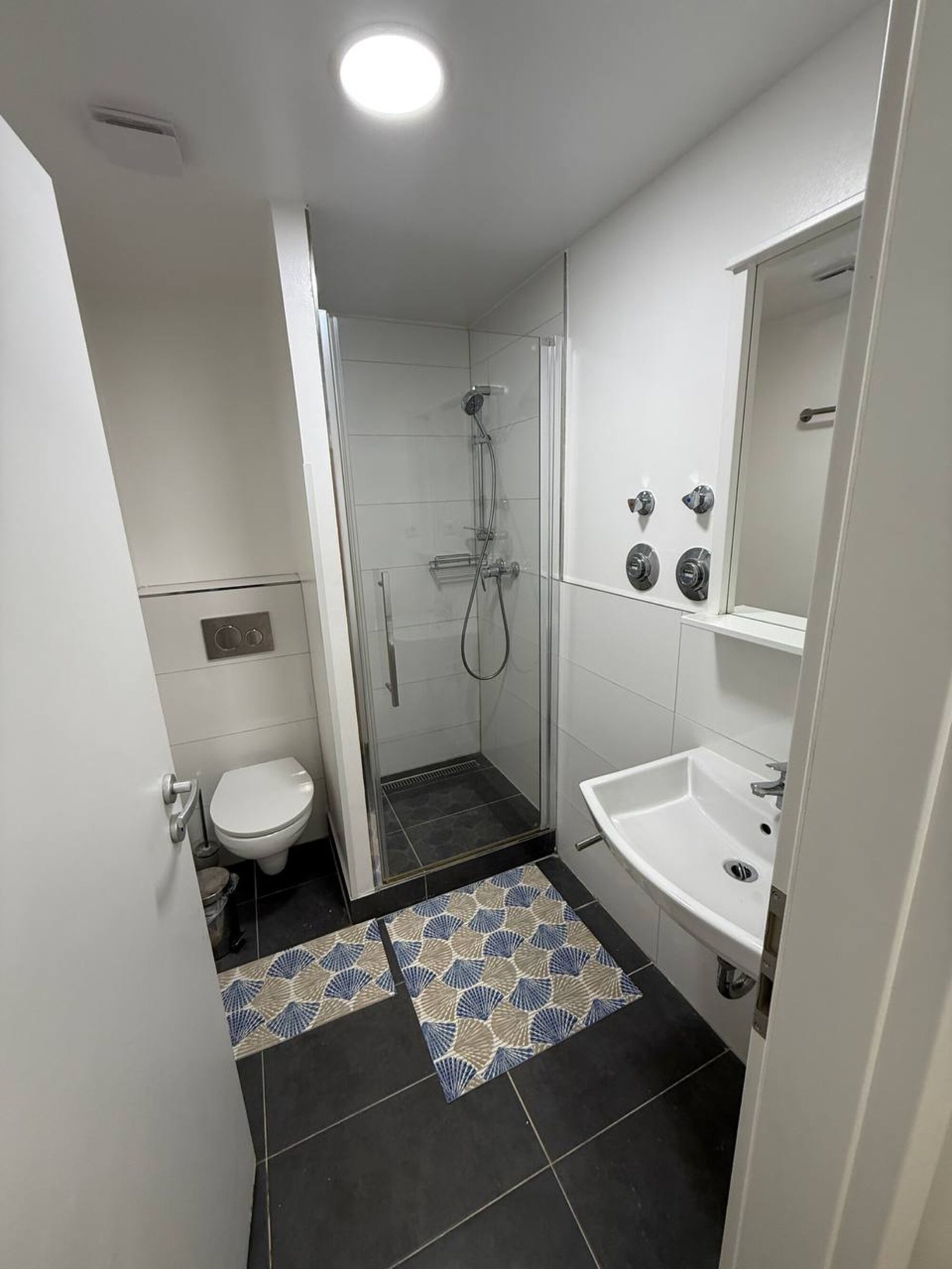 Badezimmer mit Dusche