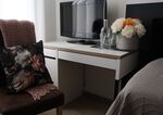 Zimmer mit Arbeitstisch