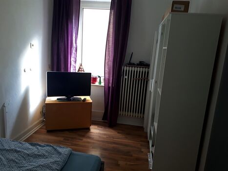 Schlafzimmer mit Fernseher
