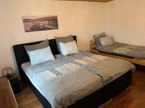 Berdroom king bed plus single