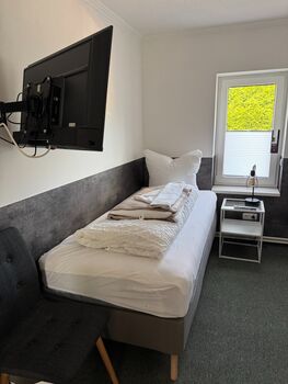 Moderne Unterkunft mit 4 Schlafzimmer, Parkplatz, WIFI,