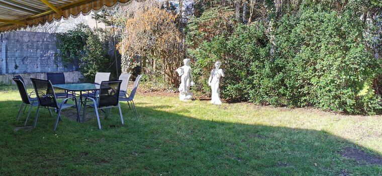 großer Garten mit viel Privatspähre