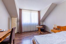 Salí Homes | Hotel zum Dorfbrunnen - Bornheim Bild 3