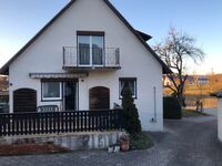 Hausansicht mit Terrasse und Balkon