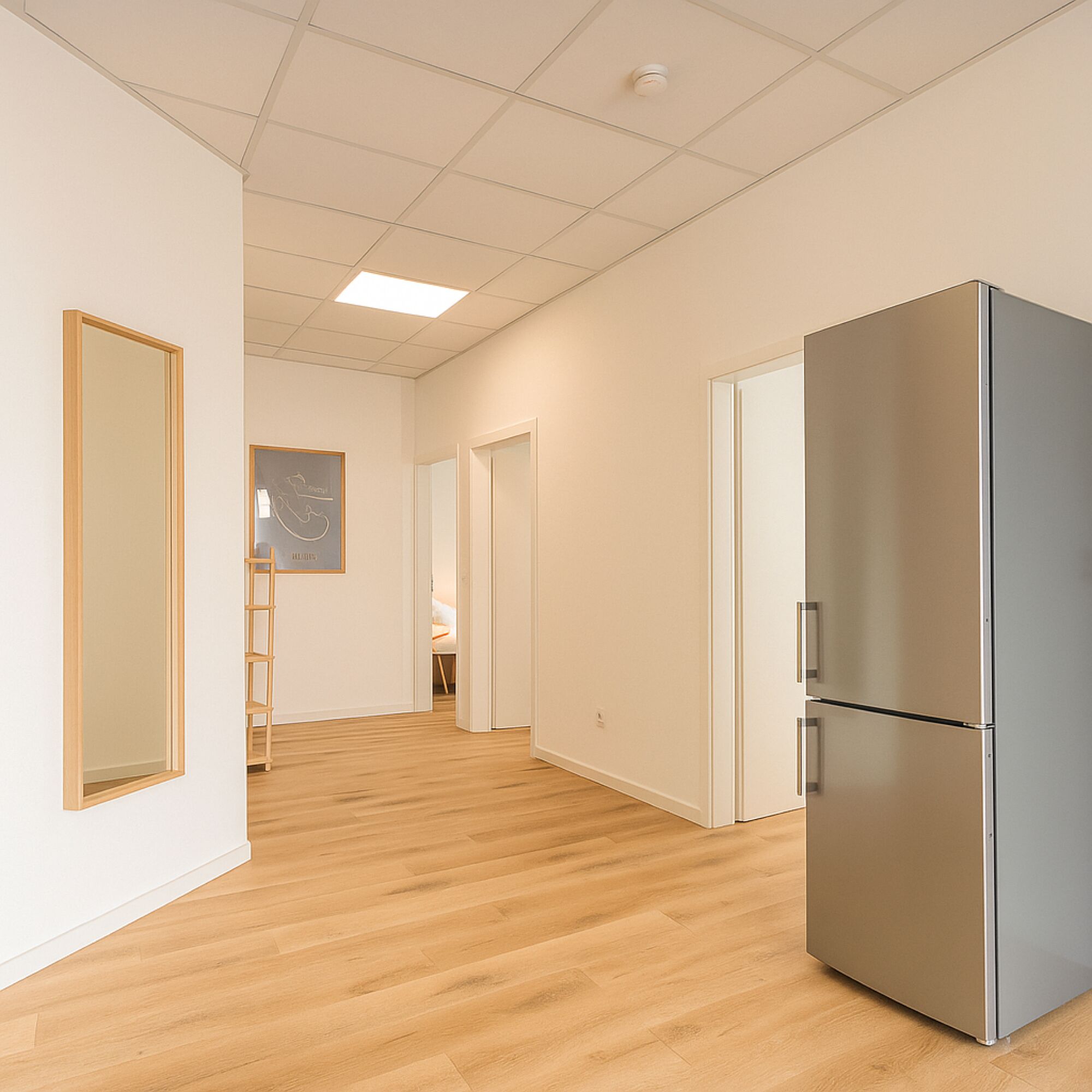 Geräumiger Flur mit großer Kühl-/Gefrierkombination