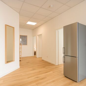 Geräumiger Flur mit großer Kühl-/Gefrierkombination