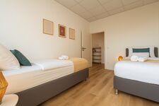 Schlafzimmer 1, Doppelbett 1.80 x 2.00 m ODER zwei Einzelbetten 0.90 x 2.00 m