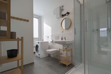 Badezimmer mit Dusche und Waschtrockner