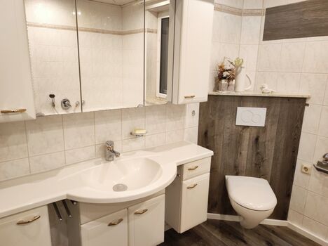 Gemeinschaftsbad mit grosser Dusche und Badewanne