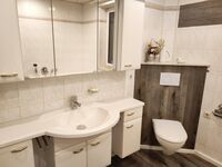 Gemeinschaftsbad mit grosser Dusche und Badewanne