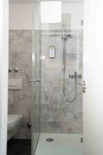 Badezimmer mit Dusche