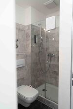 Badezimmer mit Dusche