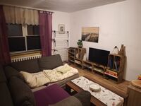 Wohnzimmer mit Fernsehen eine Person