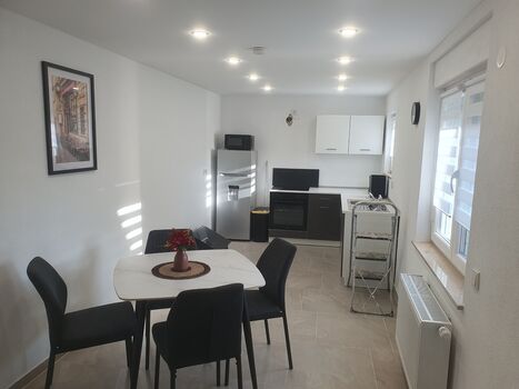 Küche mit Essbereich (Große Wohnung)