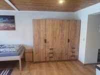 1 Kleiderschrank pro Gast