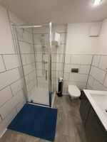 Bad mit fast ebenerdiger Dusche