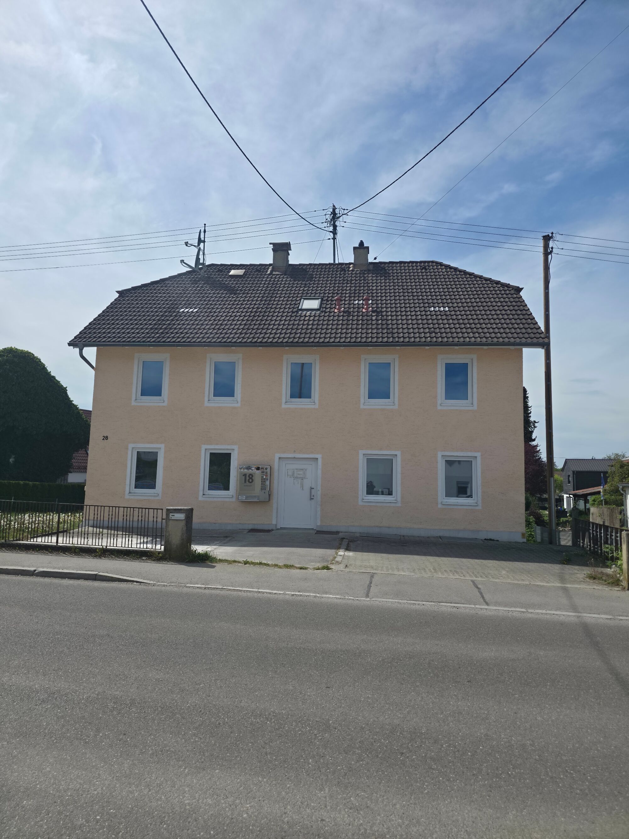 Gepflegtes Hauptgebäude mit idealer AnbindungUnser zweistöckiges Pensionsgebäude bietet Monteuren und Pendlern eine solide, saubere Basis für ihren Aufenthalt. Das Haus ist freistehend, übersichtlich gestaltet und durch die Fensterfronten in allen Zimmern sehr hell. Die breite Zufahrt direkt vor dem Haus sorgt für kurze Wege beim Aus- und Einladen. Perfekt für einen entspannten Feierabend nach der Schicht.