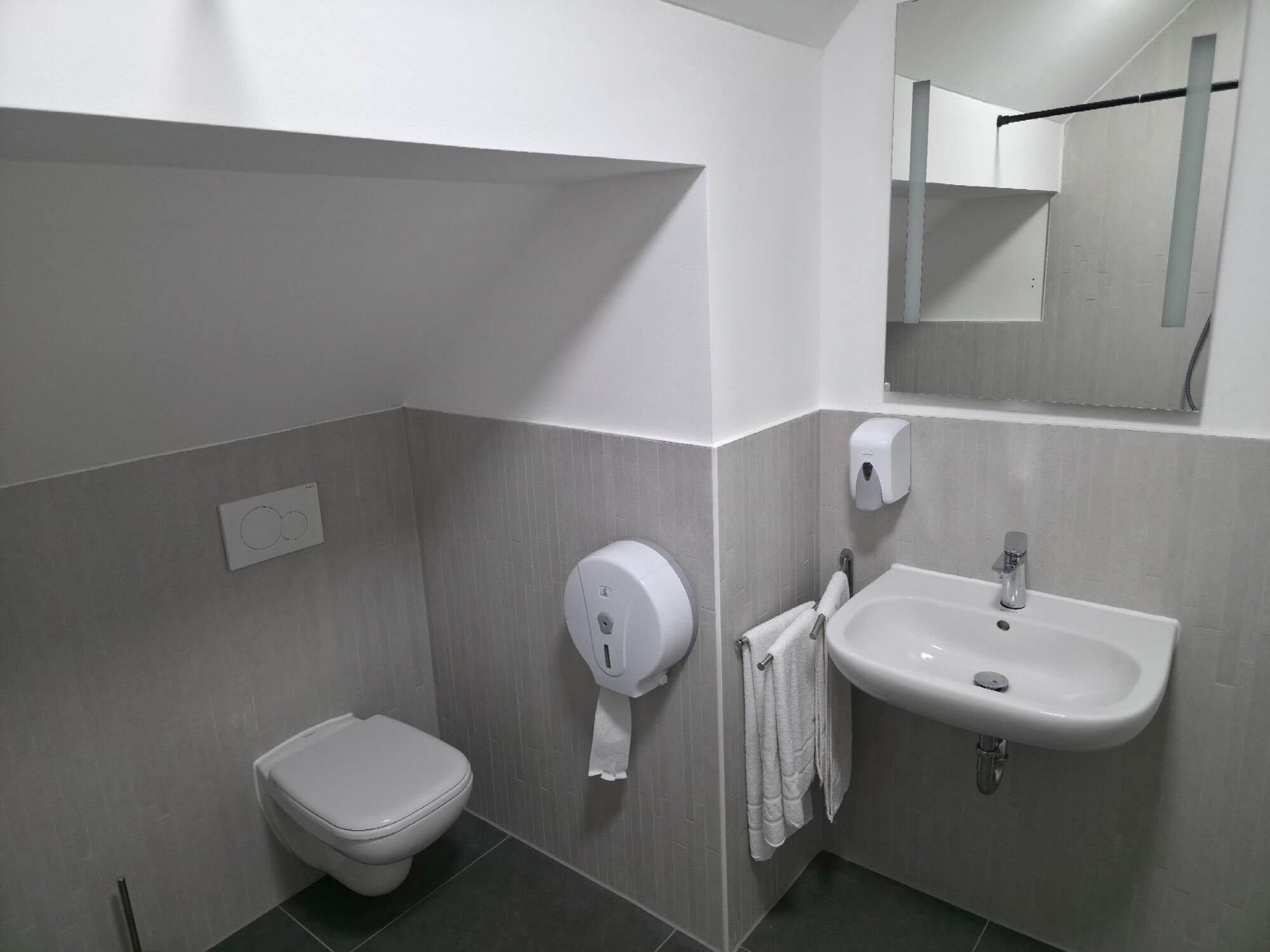  „Eigenes, helles Badezimmer (Dusche/WC) für optimalen Komfort.“