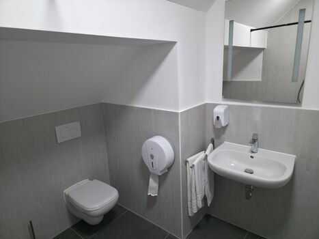  „Eigenes, helles Badezimmer (Dusche/WC) für optimalen Komfort.“