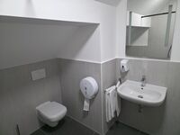  „Eigenes, helles Badezimmer (Dusche/WC) für optimalen Komfort.“