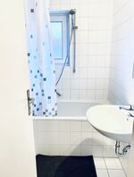 Badezimmer mit Badewanne 